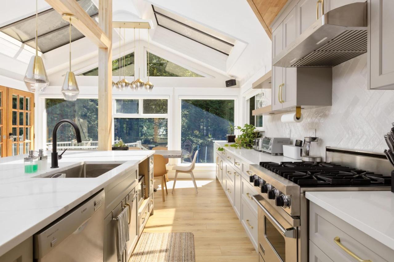 Beautiful Villa With Heated Pool Hot Tub By Forest North Vancouver Dış mekan fotoğraf
